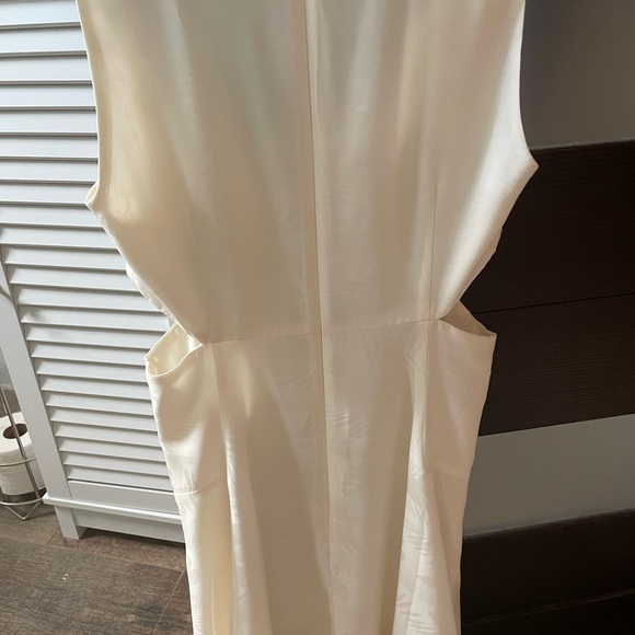 Gorgeous cutout flowy genuine GUESS midi sundress - Picture 2 of 5